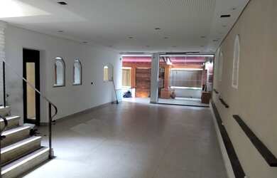 Imagem: O depósito possui 2 Vagas na garagem, 286m² de Área e está