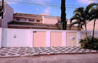 Imagem: A casa possui 4 Dormitórios, 5 Banheiros, 5 Vagas na garagem