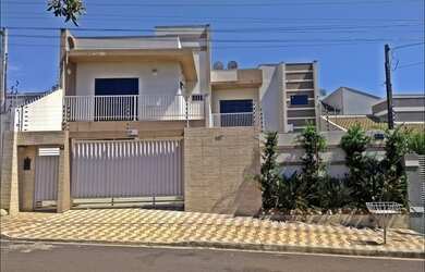 Imagem: A casa possui 2 Dormitórios, 3 Banheiros, 2 Vagas na garagem