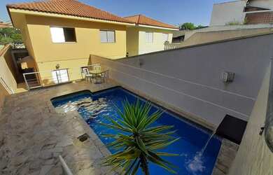 Imagem: A casa possui 4 Dormitórios, 4 Banheiros, 3 Vagas na garagem