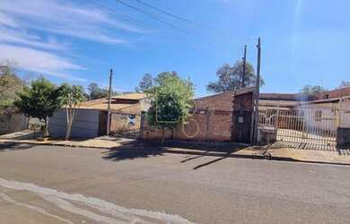 Imagem: A casa possui 3 Dormitórios, 1 Banheiro, 2 Vagas na garagem