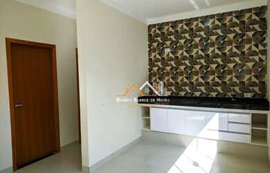 Imagem: A casa possui 2 Dormitórios, 1 Banheiro, 2 Vagas na garagem