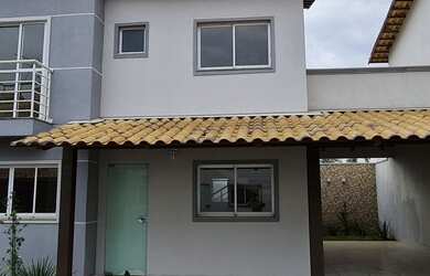 Imagem: A casa possui 3 Dormitórios, 3 Banheiros, 2 Vagas na garagem