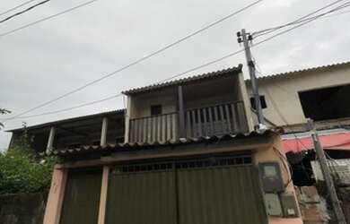 Imagem: A casa possui 3 Dormitórios, 2 Banheiros, 2 Vagas na garagem