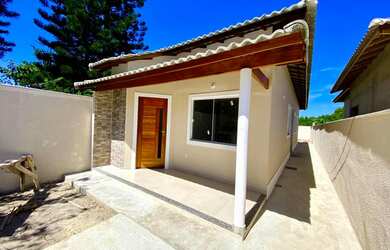 Imagem: A casa possui 3 Dormitórios, 2 Banheiros, 2 Vagas na garagem