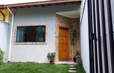 Imagem: A casa possui 3 Dormitórios, 1 Banheiro, 2 Vagas na garagem