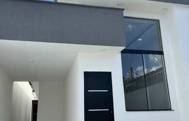 Imagem: A casa possui 3 Dormitórios, 2 Banheiros, 2 Vagas na garagem