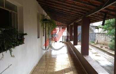 Imagem: A casa possui 3 Dormitórios, 2 Banheiros, 4 Vagas na garagem