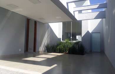 Imagem: A casa possui 3 Dormitórios, 2 Banheiros, 4 Vagas na garagem