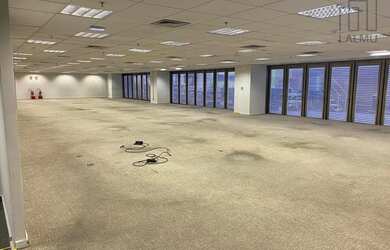 Imagem: O depósito possui 1 Vaga na garagem, 792m² de Área e está