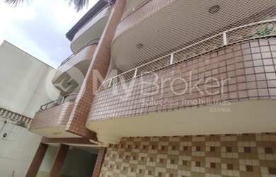 Imagem: A casa possui 3 Dormitórios, 5 Banheiros, 4 Vagas na garagem