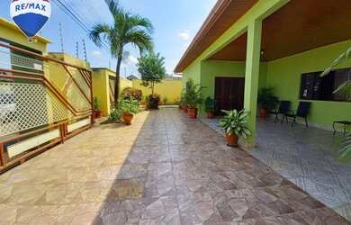 Imagem: A casa possui 3 Dormitórios, 2 Banheiros, 4 Vagas na garagem