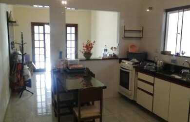 Imagem: A casa possui 4 Dormitórios, 3 Banheiros, 4 Vagas na garagem