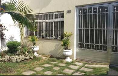 Imagem: A casa possui 4 Dormitórios, 2 Banheiros, 5 Vagas na garagem