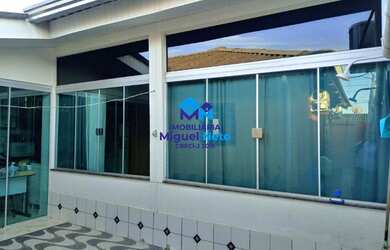 Imagem: A casa possui 3 Dormitórios, 1 Banheiro, 2 Vagas na garagem