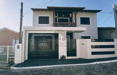 Imagem: A casa possui 3 Dormitórios, 1 Banheiro, 1 Vaga na garagem