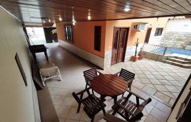 Imagem: A casa possui 5 Dormitórios, 5 Banheiros, 3 Vagas na garagem