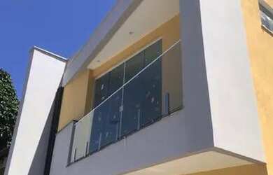 Imagem: A casa possui 3 Dormitórios, 2 Banheiros, 2 Vagas na garagem