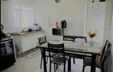 Imagem: A casa possui 2 Dormitórios, 2 Banheiros, 2 Vagas na garagem