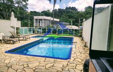 Imagem: A casa possui 3 Dormitórios, 2 Banheiros, 3 Vagas na garagem