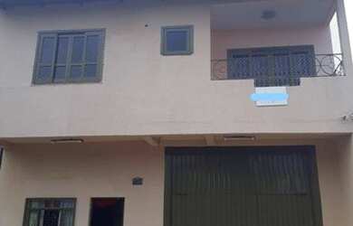 Imagem: A casa possui 3 Dormitórios, 2 Banheiros, 2 Vagas na garagem