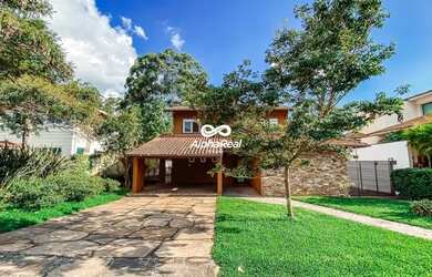 Imagem: A casa possui 4 Dormitórios, 5 Banheiros, 2 Vagas na garagem