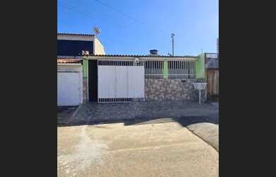 Imagem: A casa possui 3 Dormitórios, 2 Banheiros, 3 Vagas na garagem