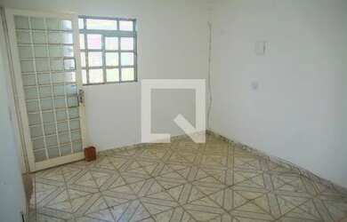 Imagem: A casa possui 3 Dormitórios, 1 Banheiro, 2 Vagas na garagem