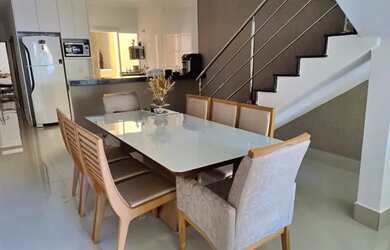 Imagem: A casa possui 3 Dormitórios, 3 Banheiros, 2 Vagas na garagem