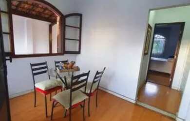 Imagem: A casa possui 4 Dormitórios, 2 Banheiros, 3 Vagas na garagem