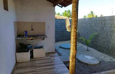 Imagem: A casa possui 1 Dormitório, 2 Banheiros, 2 Vagas na garagem