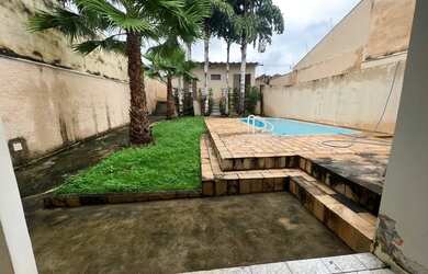 Imagem: A casa possui 3 Dormitórios, 2 Banheiros, 2 Vagas na garagem