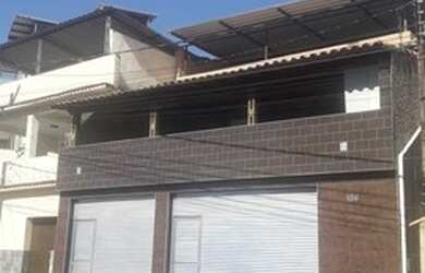 Imagem: A casa possui 3 Dormitórios, 1 Banheiro, 2 Vagas na garagem