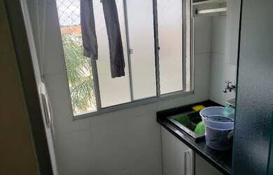 Imagem: O apartamento possui 2 Dormitórios, 1 Banheiro, 1 Vaga na garagem