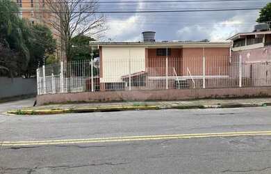 Imagem: A casa possui 4 Dormitórios, 2 Banheiros, 2 Vagas na garagem