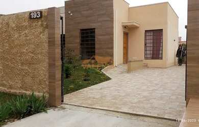 Imagem: A casa possui 3 Dormitórios, 1 Banheiro, 2 Vagas na garagem