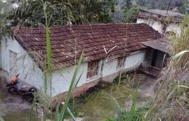 Imagem: A casa possui 3 Dormitórios, 1 Banheiro, 1 Vaga na garagem