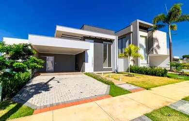 Imagem: A casa em condomínio possui 3 Dormitórios, 2 Banheiros, 4