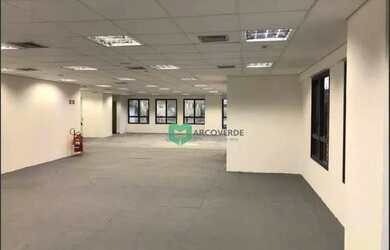 Imagem: O depósito possui 3 Vagas na garagem e 100m² de Área e está