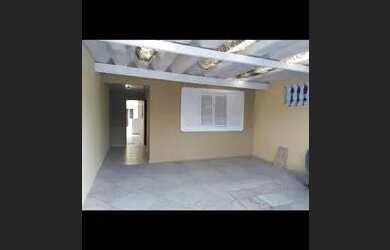 Imagem: A casa possui 3 Dormitórios, 2 Banheiros, 1 Vaga na garagem