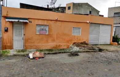 Imagem: A casa possui 2 Dormitórios, 1 Banheiro, 3 Vagas na garagem