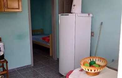 Imagem: A casa possui 1 Dormitório, 1 Banheiro, 1 Vaga na garagem e