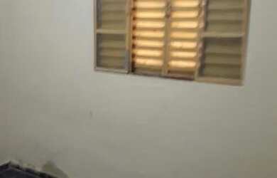 Imagem: A casa possui 2 Dormitórios, 1 Banheiro, 1 Vaga na garagem