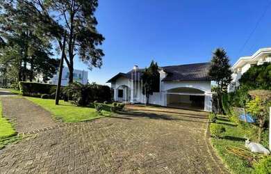 Imagem: A casa possui 1 Dormitório, 4 Banheiros, 2 Vagas na garagem