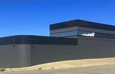 Imagem: O depósito possui 5 Vagas na garagem e 1500m² de Área e está