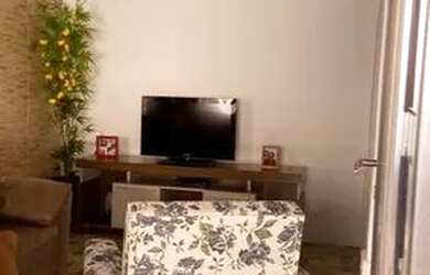 Imagem: A casa possui 3 Dormitórios, 1 Banheiro, 2 Vagas na garagem