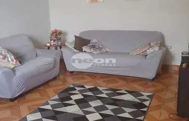 Imagem: A casa possui 4 Dormitórios, 2 Banheiros, 1 Vaga na garagem