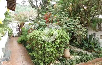 Imagem: A casa possui 4 Dormitórios, 2 Banheiros, 5 Vagas na garagem