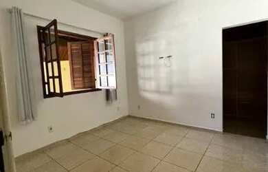 Imagem: A casa possui 4 Dormitórios, 2 Banheiros, 1 Vaga na garagem