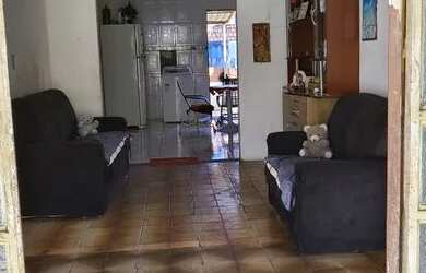 Imagem: A casa possui 3 Dormitórios, 2 Banheiros, 1 Vaga na garagem